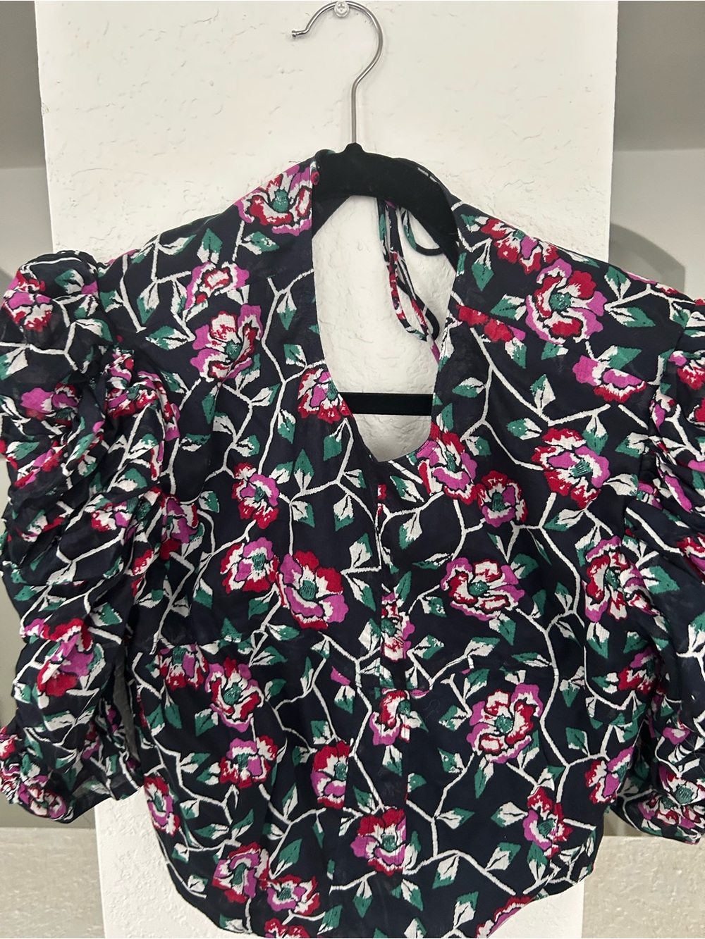 Floral Puff-Sleeve Crop Top in Black and Fuchsia